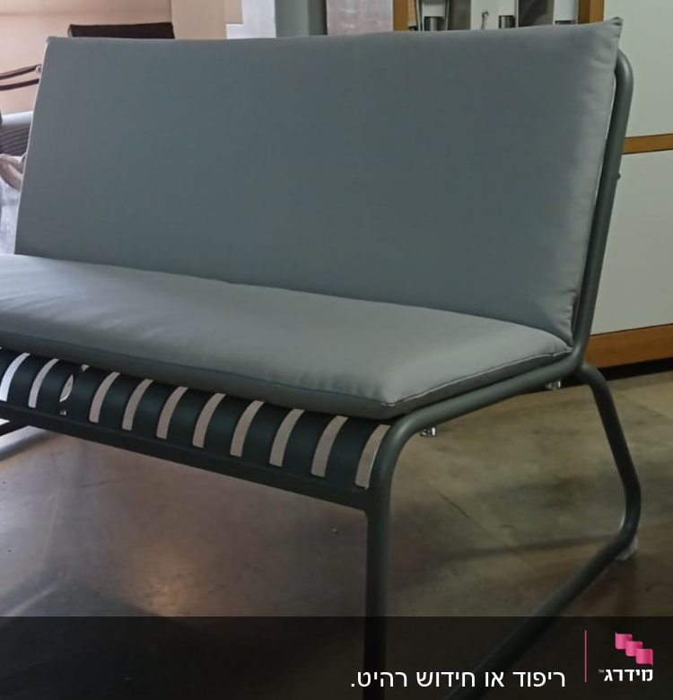 ספה עם ריפוד אפור על מסגרת מתכת